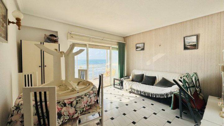 Renovierungsbedürftiges Appartement mit 2 Schlafzimmern und 1 Bad in erster Linie am Strand