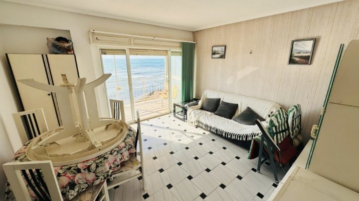 Renovierungsbedürftiges Appartement mit 2 Schlafzimmern und 1 Bad in erster Linie am Strand