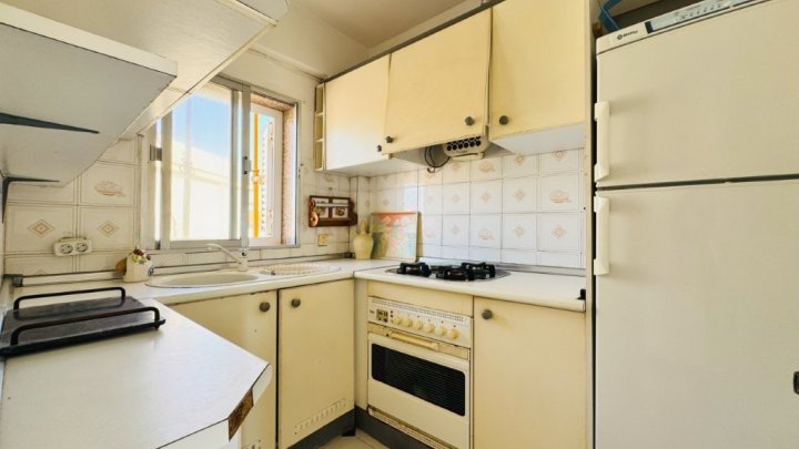 Renovierungsbedürftiges Appartement mit 2 Schlafzimmern und 1 Bad in erster Linie am Strand