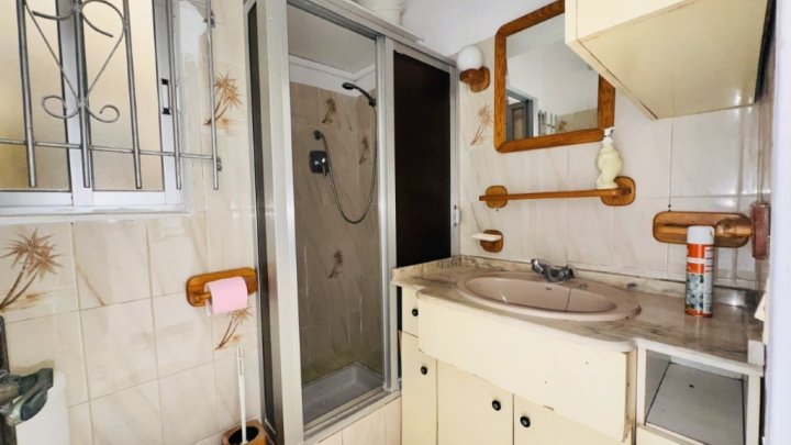 Renovierungsbedürftiges Appartement mit 2 Schlafzimmern und 1 Bad in erster Linie am Strand