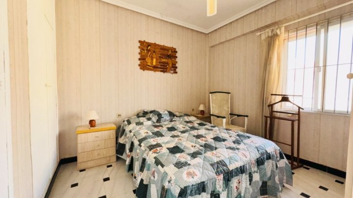 Renovierungsbedürftiges Appartement mit 2 Schlafzimmern und 1 Bad in erster Linie am Strand