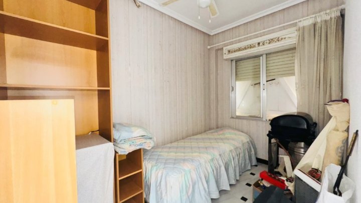 Renovierungsbedürftiges Appartement mit 2 Schlafzimmern und 1 Bad in erster Linie am Strand