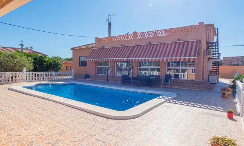 Sehr schöne Landhaus-Villa mit 3 Schlafzimmern, 2 Bädern, Dachterrasse und Privatpool