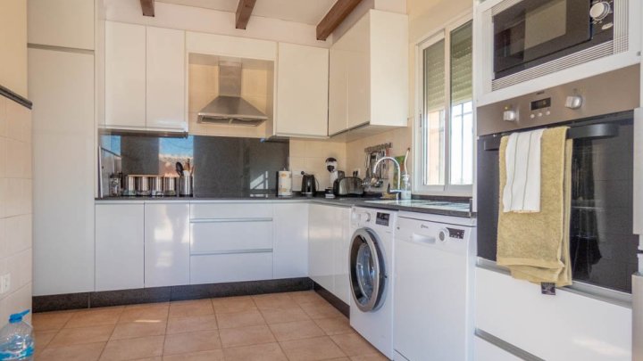 Sehr schöne Landhaus-Villa mit 3 Schlafzimmern, 2 Bädern, Dachterrasse und Privatpool
