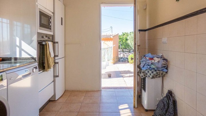 Sehr schöne Landhaus-Villa mit 3 Schlafzimmern, 2 Bädern, Dachterrasse und Privatpool