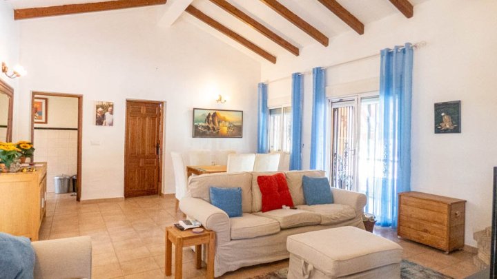 Sehr schöne Landhaus-Villa mit 3 Schlafzimmern, 2 Bädern, Dachterrasse und Privatpool