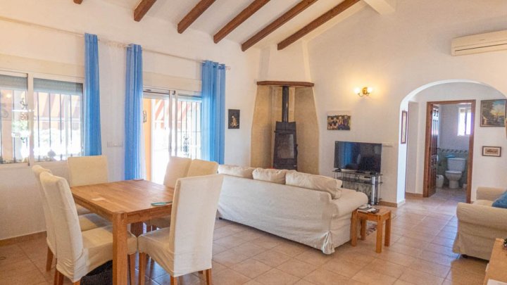 Sehr schöne Landhaus-Villa mit 3 Schlafzimmern, 2 Bädern, Dachterrasse und Privatpool
