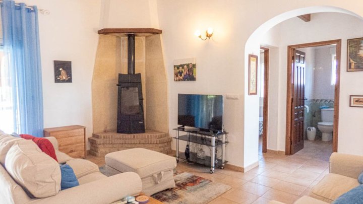 Sehr schöne Landhaus-Villa mit 3 Schlafzimmern, 2 Bädern, Dachterrasse und Privatpool