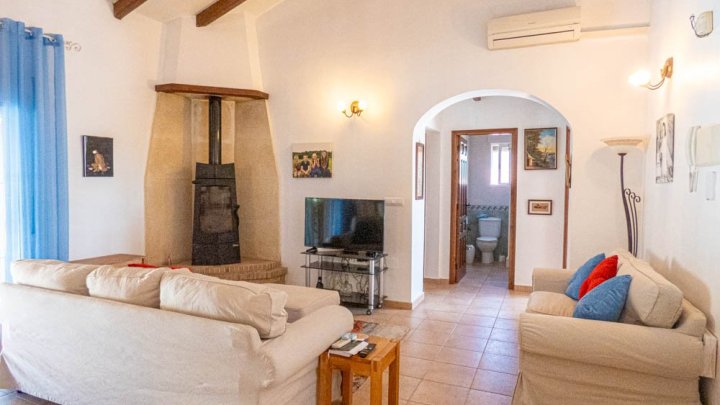 Sehr schöne Landhaus-Villa mit 3 Schlafzimmern, 2 Bädern, Dachterrasse und Privatpool