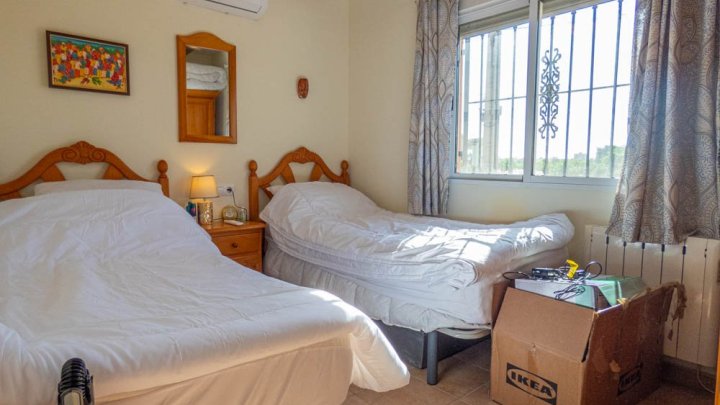 Sehr schöne Landhaus-Villa mit 3 Schlafzimmern, 2 Bädern, Dachterrasse und Privatpool