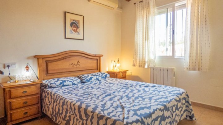Sehr schöne Landhaus-Villa mit 3 Schlafzimmern, 2 Bädern, Dachterrasse und Privatpool