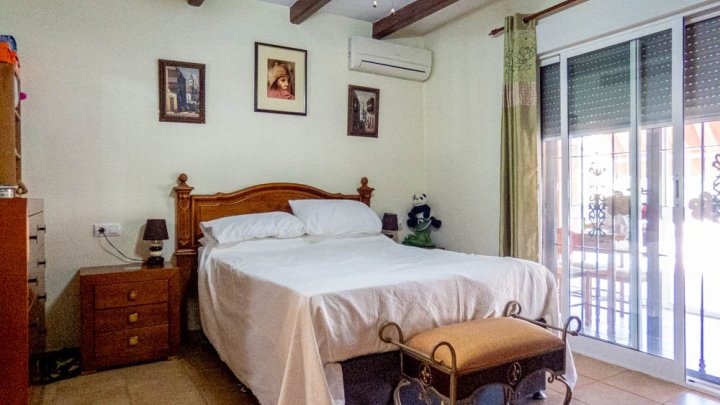 Sehr schöne Landhaus-Villa mit 3 Schlafzimmern, 2 Bädern, Dachterrasse und Privatpool