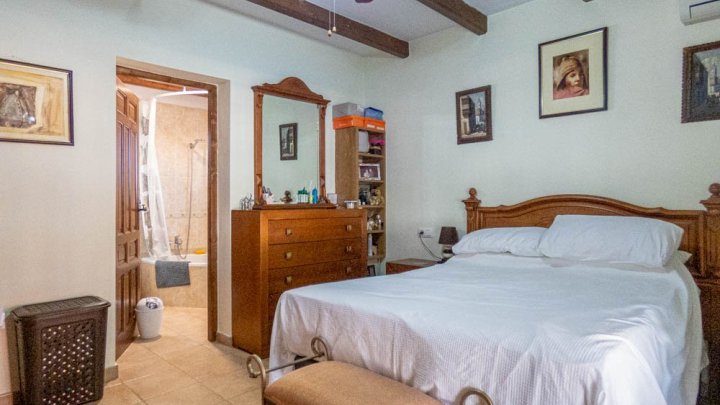 Sehr schöne Landhaus-Villa mit 3 Schlafzimmern, 2 Bädern, Dachterrasse und Privatpool