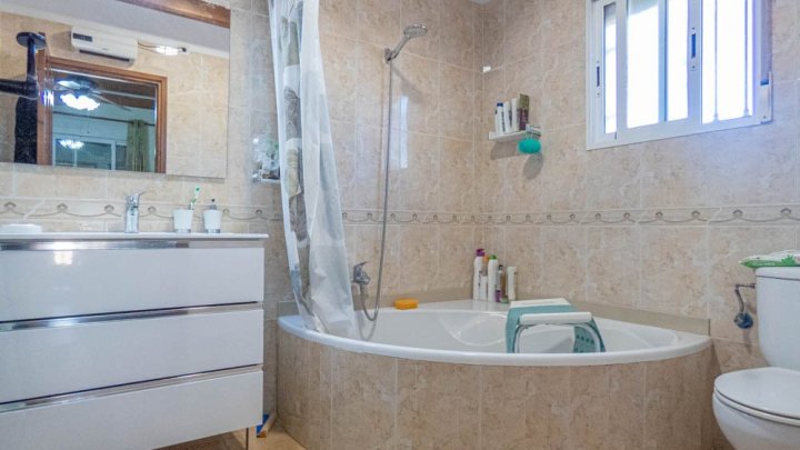 Sehr schöne Landhaus-Villa mit 3 Schlafzimmern, 2 Bädern, Dachterrasse und Privatpool