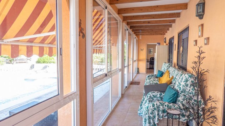 Sehr schöne Landhaus-Villa mit 3 Schlafzimmern, 2 Bädern, Dachterrasse und Privatpool