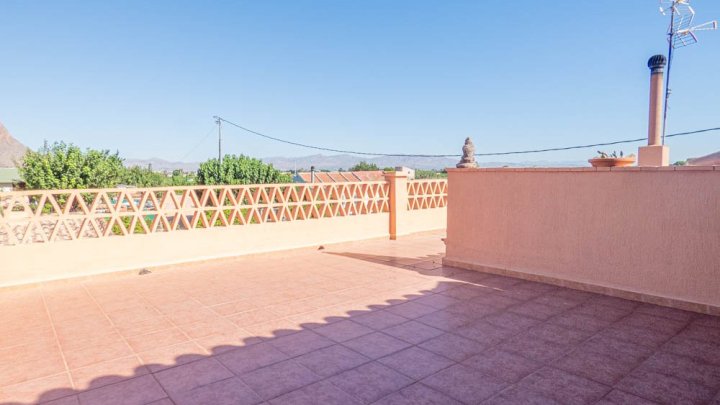 Sehr schöne Landhaus-Villa mit 3 Schlafzimmern, 2 Bädern, Dachterrasse und Privatpool