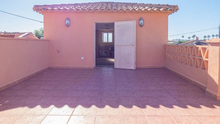 Sehr schöne Landhaus-Villa mit 3 Schlafzimmern, 2 Bädern, Dachterrasse und Privatpool