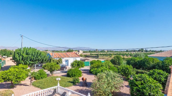 Sehr schöne Landhaus-Villa mit 3 Schlafzimmern, 2 Bädern, Dachterrasse und Privatpool