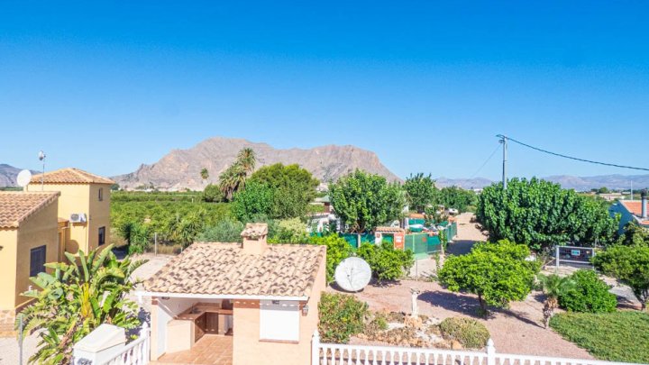Sehr schöne Landhaus-Villa mit 3 Schlafzimmern, 2 Bädern, Dachterrasse und Privatpool