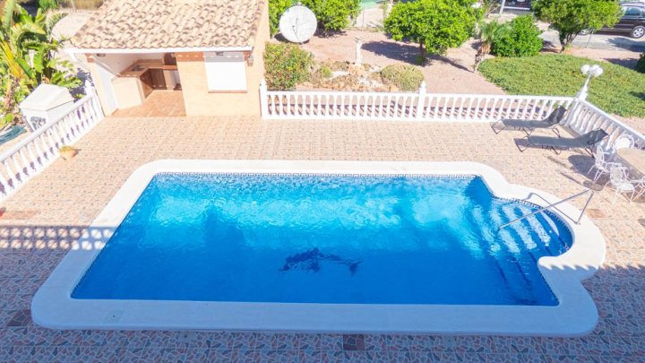 Sehr schöne Landhaus-Villa mit 3 Schlafzimmern, 2 Bädern, Dachterrasse und Privatpool