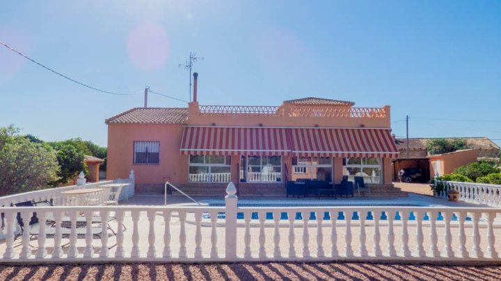 Sehr schöne Landhaus-Villa mit 3 Schlafzimmern, 2 Bädern, Dachterrasse und Privatpool