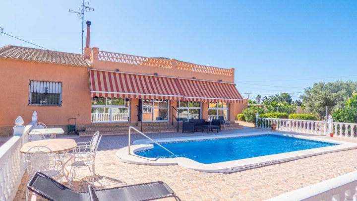 Sehr schöne Landhaus-Villa mit 3 Schlafzimmern, 2 Bädern, Dachterrasse und Privatpool