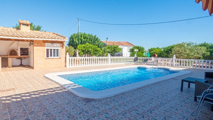 Sehr schöne Landhaus-Villa mit 3 Schlafzimmern, 2 Bädern, Dachterrasse und Privatpool
