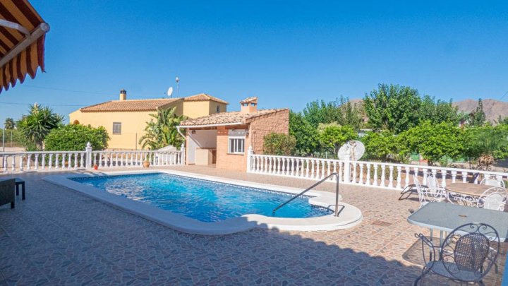 Sehr schöne Landhaus-Villa mit 3 Schlafzimmern, 2 Bädern, Dachterrasse und Privatpool