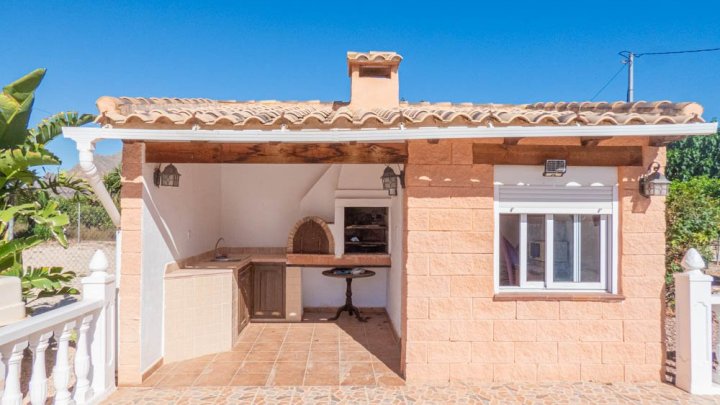 Sehr schöne Landhaus-Villa mit 3 Schlafzimmern, 2 Bädern, Dachterrasse und Privatpool