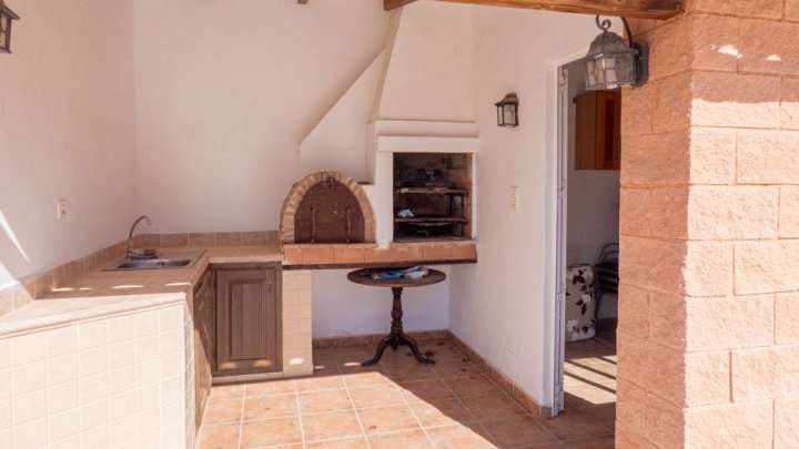 Sehr schöne Landhaus-Villa mit 3 Schlafzimmern, 2 Bädern, Dachterrasse und Privatpool