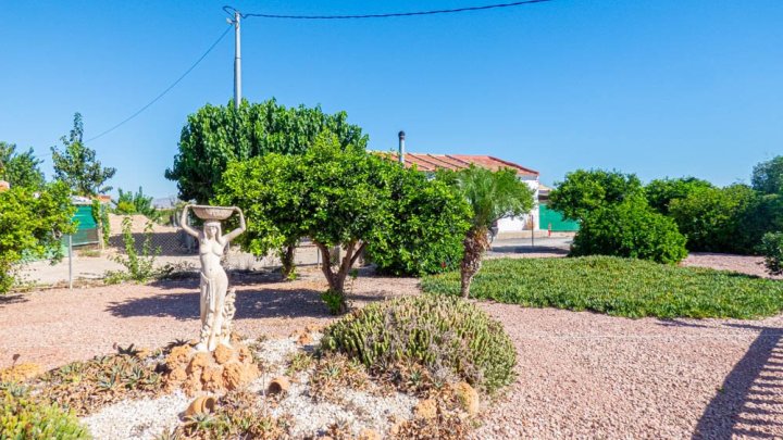 Sehr schöne Landhaus-Villa mit 3 Schlafzimmern, 2 Bädern, Dachterrasse und Privatpool