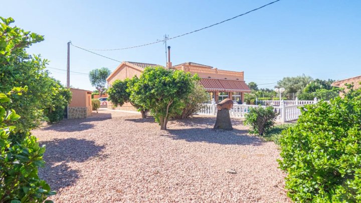 Sehr schöne Landhaus-Villa mit 3 Schlafzimmern, 2 Bädern, Dachterrasse und Privatpool