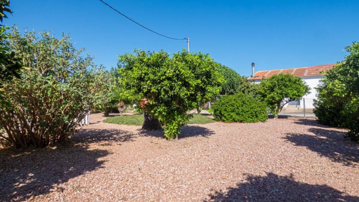 Sehr schöne Landhaus-Villa mit 3 Schlafzimmern, 2 Bädern, Dachterrasse und Privatpool