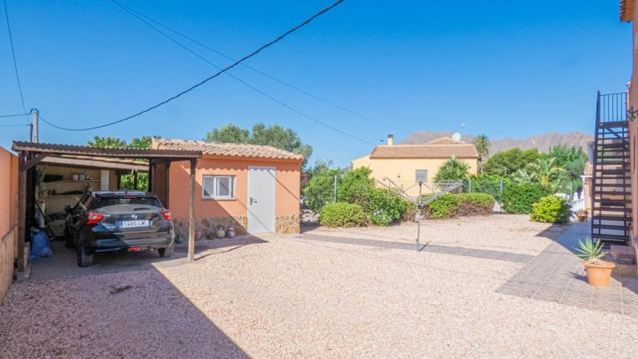 Sehr schöne Landhaus-Villa mit 3 Schlafzimmern, 2 Bädern, Dachterrasse und Privatpool