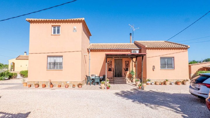 Sehr schöne Landhaus-Villa mit 3 Schlafzimmern, 2 Bädern, Dachterrasse und Privatpool