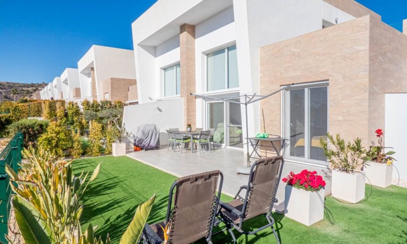 Beeindruckende moderne Villa mit 3 Schlafzimmern, 2 Bädern, Dachterrasse und Gemeinschaftspool im La Finca Golf und Spa Resort
