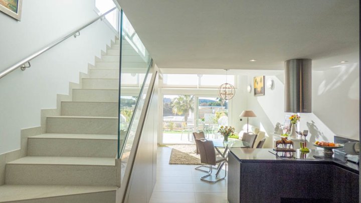 Beeindruckende moderne Villa mit 3 Schlafzimmern, 2 Bädern, Dachterrasse und Gemeinschaftspool im La Finca Golf und Spa Resort