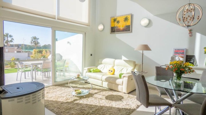 Beeindruckende moderne Villa mit 3 Schlafzimmern, 2 Bädern, Dachterrasse und Gemeinschaftspool im La Finca Golf und Spa Resort