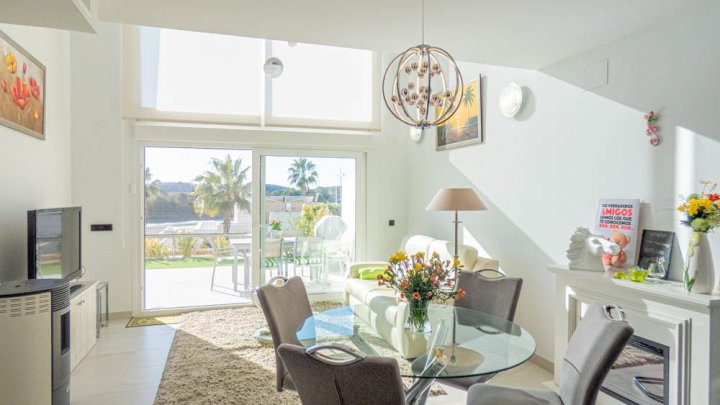 Beeindruckende moderne Villa mit 3 Schlafzimmern, 2 Bädern, Dachterrasse und Gemeinschaftspool im La Finca Golf und Spa Resort