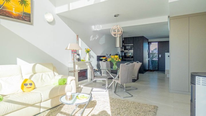 Beeindruckende moderne Villa mit 3 Schlafzimmern, 2 Bädern, Dachterrasse und Gemeinschaftspool im La Finca Golf und Spa Resort