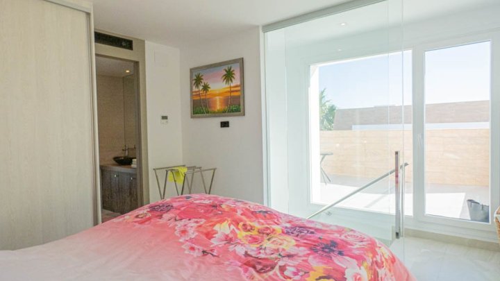 Beeindruckende moderne Villa mit 3 Schlafzimmern, 2 Bädern, Dachterrasse und Gemeinschaftspool im La Finca Golf und Spa Resort