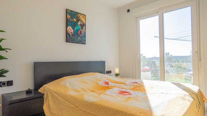 Beeindruckende moderne Villa mit 3 Schlafzimmern, 2 Bädern, Dachterrasse und Gemeinschaftspool im La Finca Golf und Spa Resort