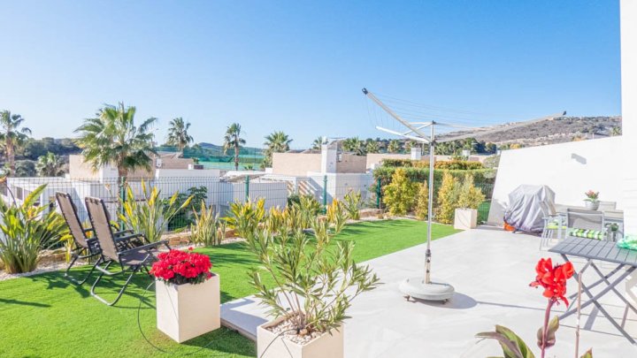 Beeindruckende moderne Villa mit 3 Schlafzimmern, 2 Bädern, Dachterrasse und Gemeinschaftspool im La Finca Golf und Spa Resort