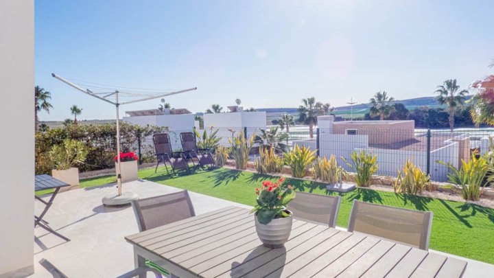 Beeindruckende moderne Villa mit 3 Schlafzimmern, 2 Bädern, Dachterrasse und Gemeinschaftspool im La Finca Golf und Spa Resort