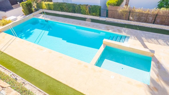 Beeindruckende moderne Villa mit 3 Schlafzimmern, 2 Bädern, Dachterrasse und Gemeinschaftspool im La Finca Golf und Spa Resort
