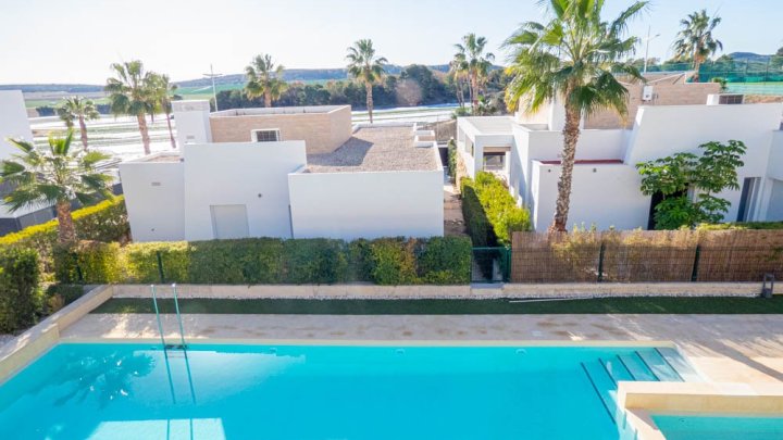 Beeindruckende moderne Villa mit 3 Schlafzimmern, 2 Bädern, Dachterrasse und Gemeinschaftspool im La Finca Golf und Spa Resort