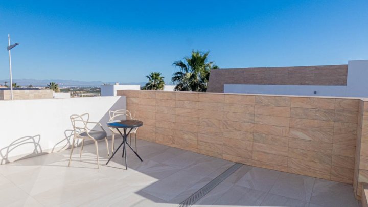 Beeindruckende moderne Villa mit 3 Schlafzimmern, 2 Bädern, Dachterrasse und Gemeinschaftspool im La Finca Golf und Spa Resort