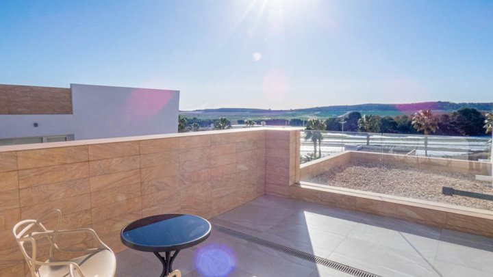 Beeindruckende moderne Villa mit 3 Schlafzimmern, 2 Bädern, Dachterrasse und Gemeinschaftspool im La Finca Golf und Spa Resort