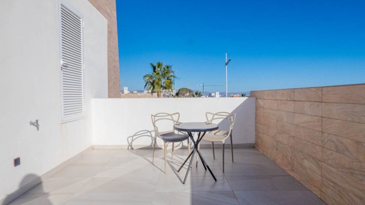 Beeindruckende moderne Villa mit 3 Schlafzimmern, 2 Bädern, Dachterrasse und Gemeinschaftspool im La Finca Golf und Spa Resort