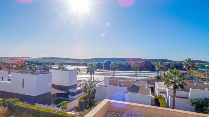 Beeindruckende moderne Villa mit 3 Schlafzimmern, 2 Bädern, Dachterrasse und Gemeinschaftspool im La Finca Golf und Spa Resort